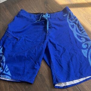 Crazy shirt, Hawaiian print board shorts, 34